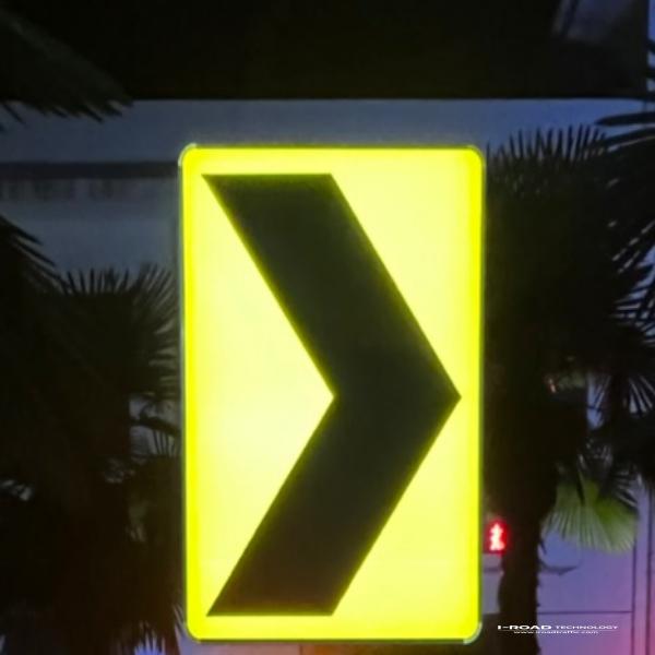 全透式主动发光弯道警告标志